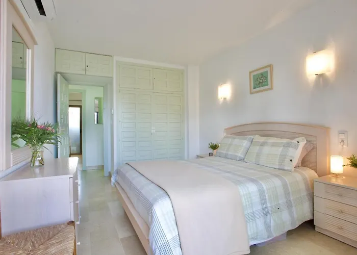 Apartamento Primera Linea Urb Playa Grande Hotel *